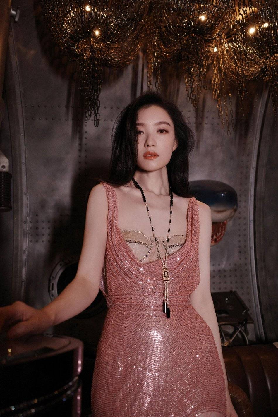 倪妮穿粉色亮片礼服图片释出,大秀事业线气质太完美-7 倪妮穿粉色亮片礼服图片释出,大秀事业线气质太完美