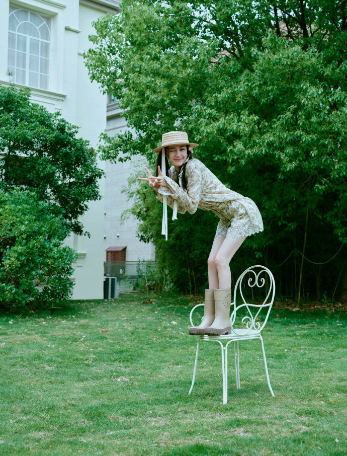 迪丽热巴穿碎花套装清丽脱俗！曼妙身材大长腿美若天仙