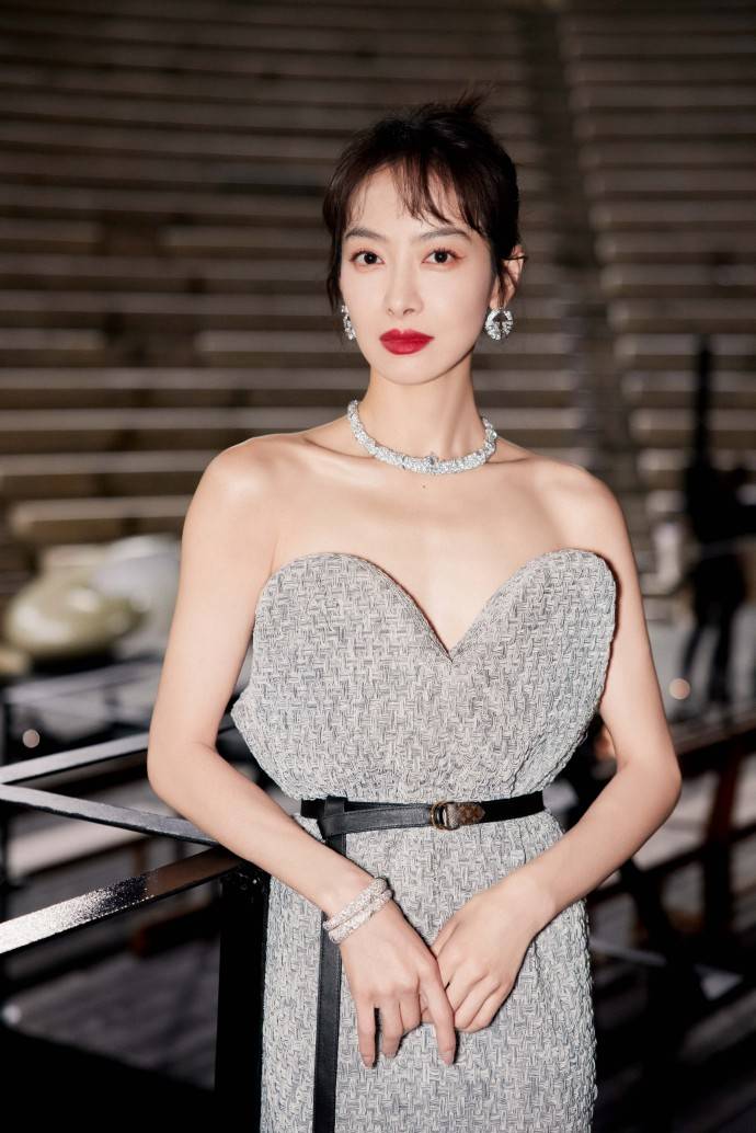 宋茜穿灰色抹胸长裙大秀玉背！回眸凝视太美艳-2