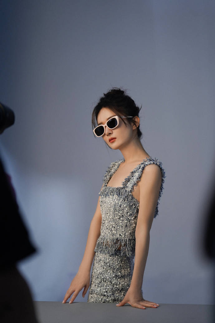 赵丽颖穿黑色吊带戴黑眼镜露大长腿!御姐范儿气场十足-6 赵丽颖穿黑色吊带戴黑眼镜露大长腿!御姐范儿气场十足