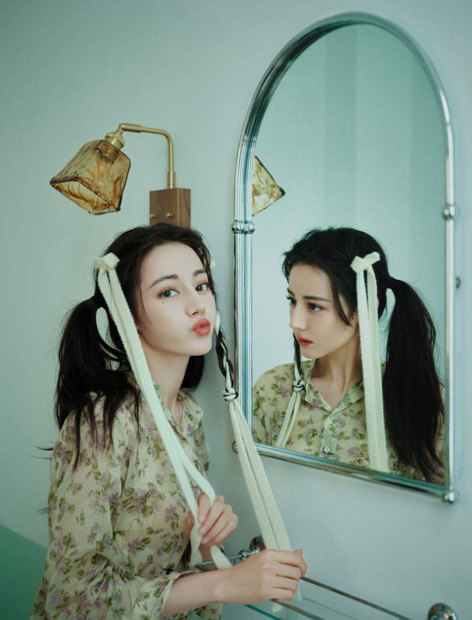 迪丽热巴穿碎花套装清丽脱俗！曼妙身材大长腿美若天仙