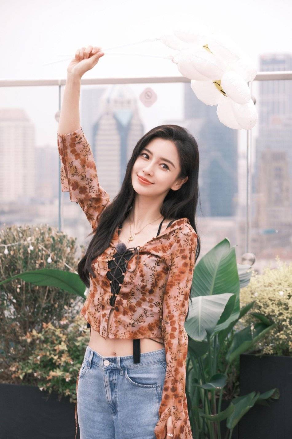 杨颖穿棕衣牛仔裤露小蛮腰！面容精致美得令人窒息-3