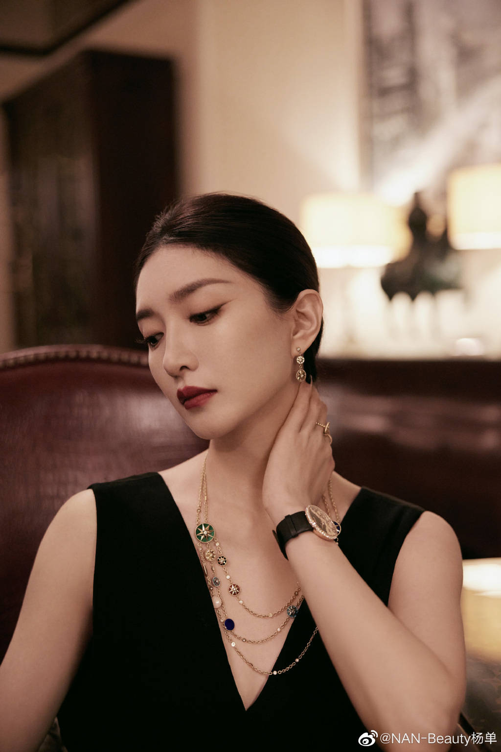 江疏影穿露背黑裙秀曼妙身材！乌黑长发大长腿性感迷人-3
