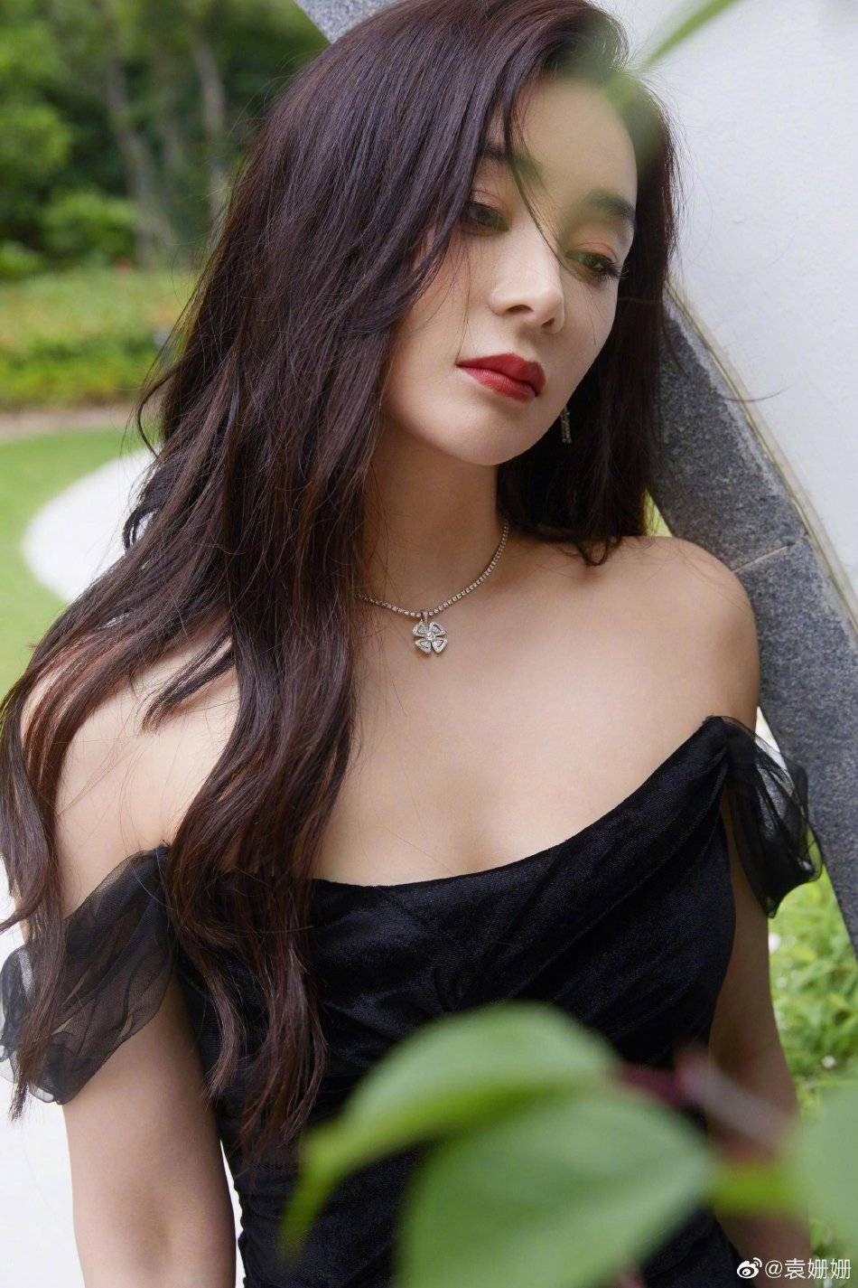 袁姗姗穿深V黑裙大秀事业线！肤白貌美温婉靓丽性感撩人-4