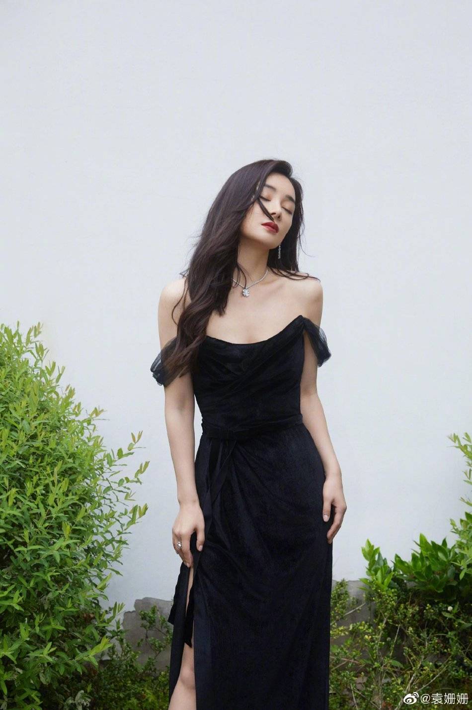 袁姗姗穿深V黑裙大秀事业线！肤白貌美温婉靓丽性感撩人-6