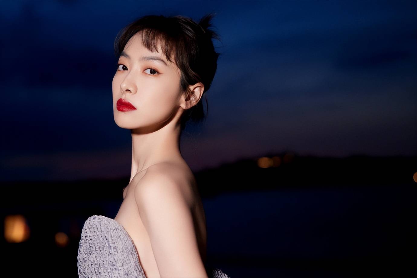 宋茜穿灰色抹胸长裙大秀玉背！回眸凝视太美艳-4