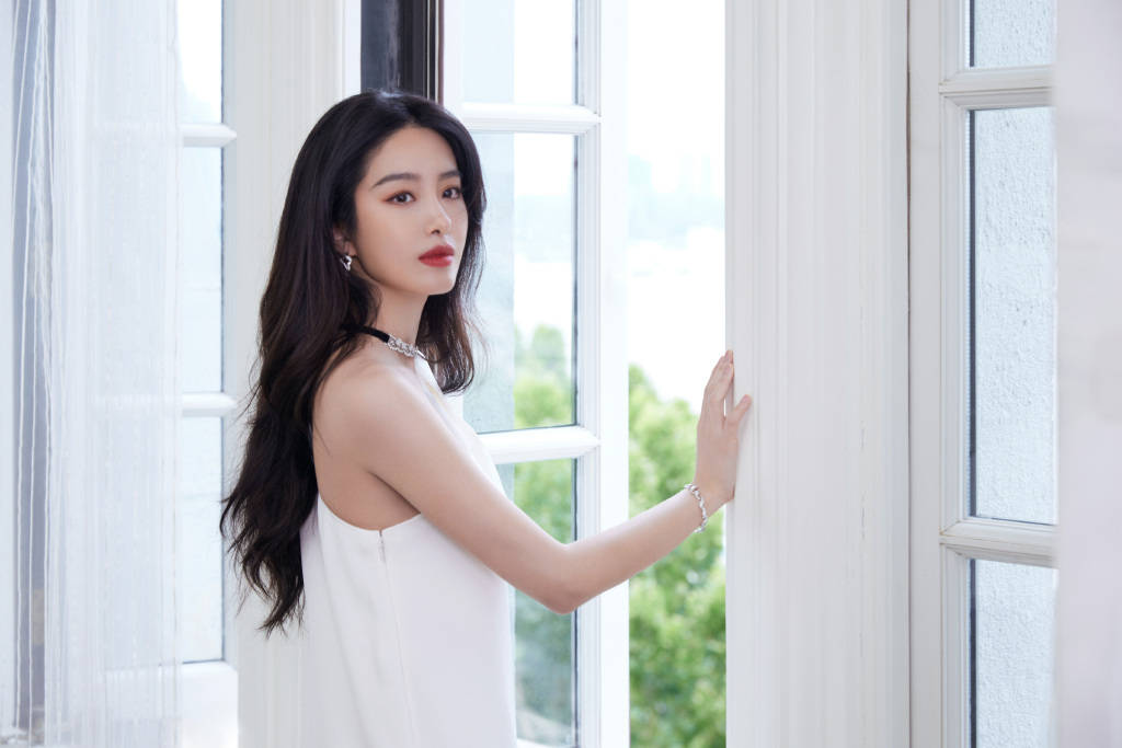 杨采钰穿白色露肩长裙超靓丽！笑出酒窝尽显优雅甜蜜-6