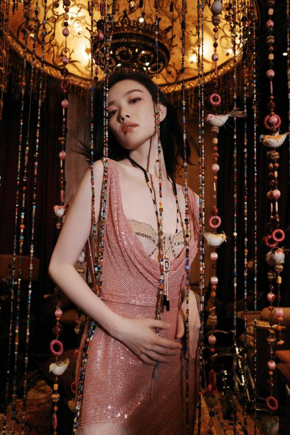 倪妮穿粉色亮片礼服图片释出,大秀事业线气质太完美-1 倪妮穿粉色亮片礼服图片释出,大秀事业线气质太完美