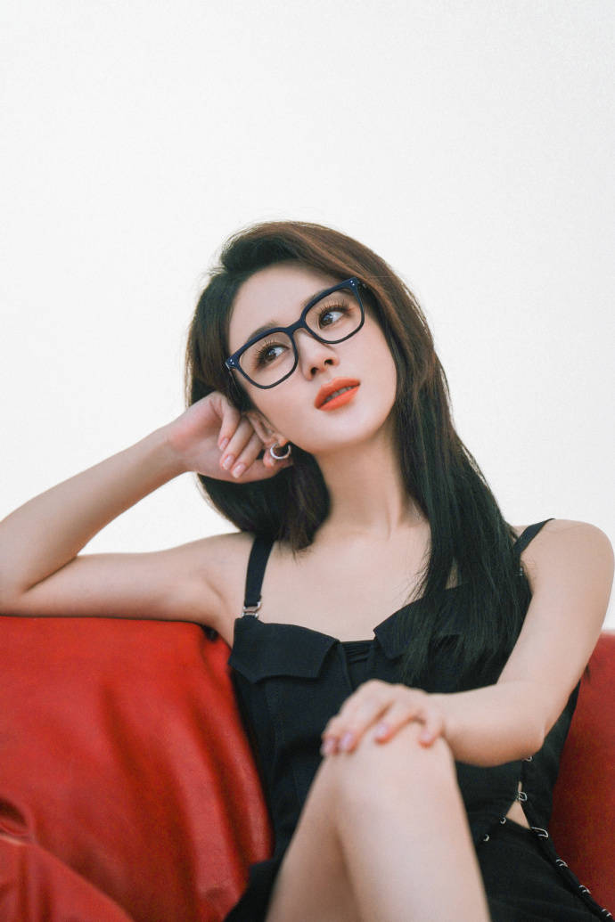 赵丽颖穿黑色吊带戴黑眼镜露大长腿!御姐范儿气场十足-2 赵丽颖穿黑色吊带戴黑眼镜露大长腿!御姐范儿气场十足