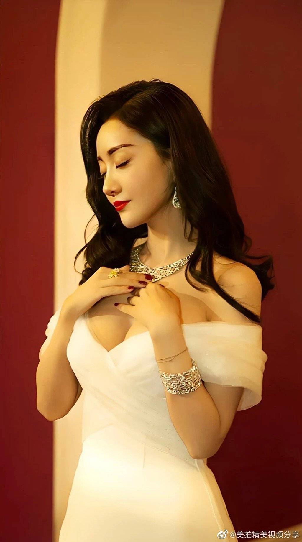 杨蓉性感写真图片太美艳！身材丰满性感撩人-6