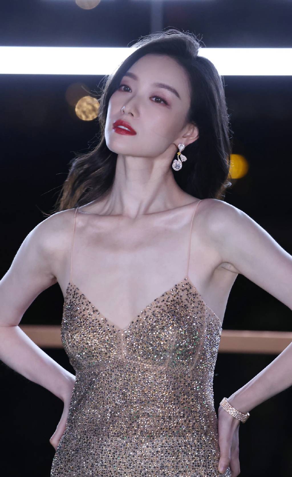 倪妮穿金色亮片吊带裙大秀事业线!魔鬼身材性感火辣-1 倪妮穿金色亮片吊带裙大秀事业线!魔鬼身材性感火辣