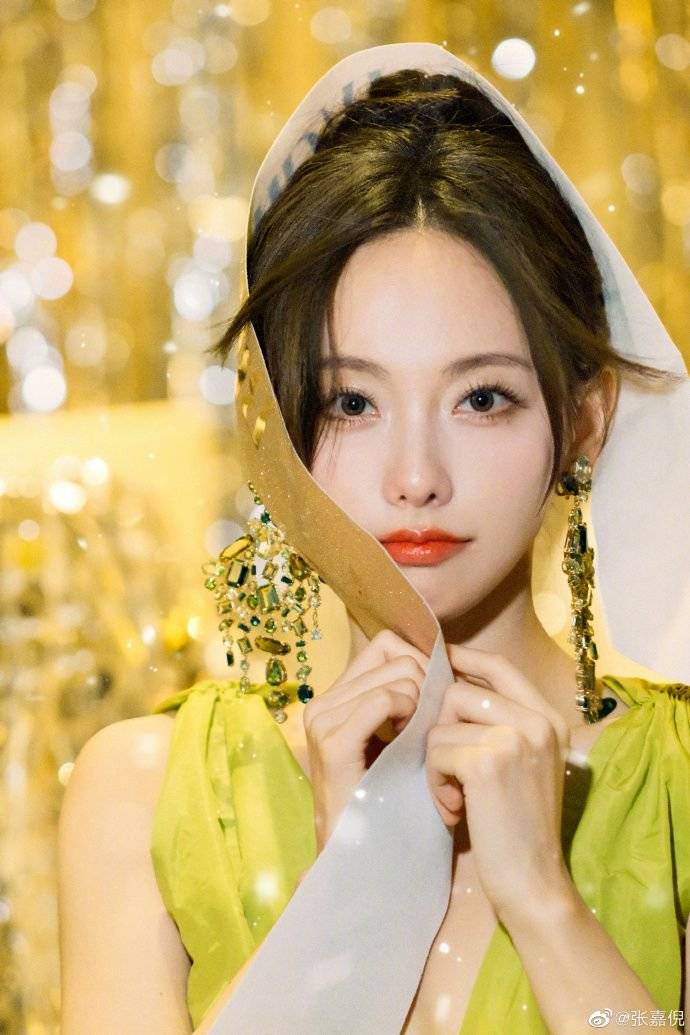 张嘉倪穿绿色深V长裙超靓丽！身材曼妙美呆了-3