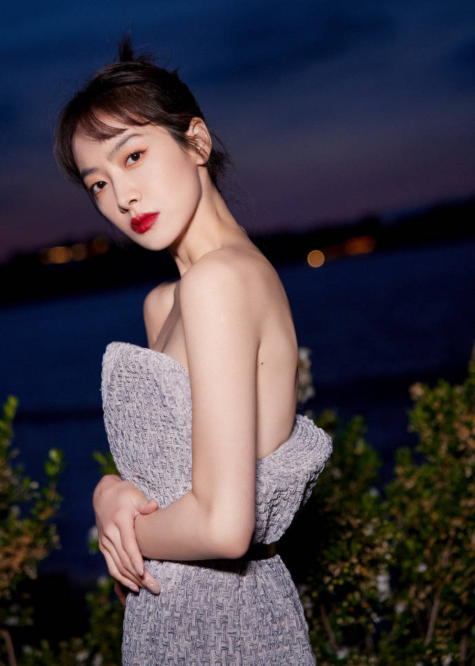 宋茜穿灰色抹胸长裙大秀玉背！回眸凝视太美艳-3