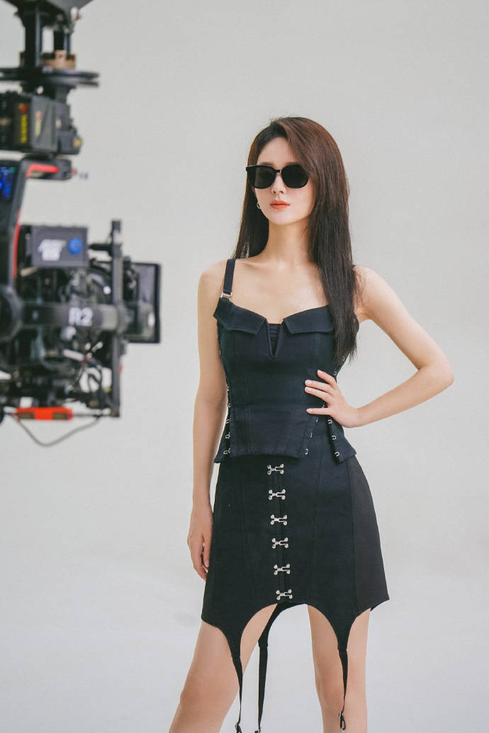 赵丽颖穿黑色吊带戴黑眼镜露大长腿!御姐范儿气场十足-2 赵丽颖穿黑色吊带戴黑眼镜露大长腿!御姐范儿气场十足