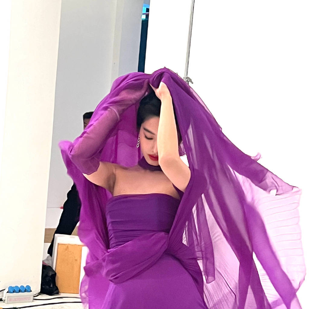 杨采钰穿紫色抹胸长裙！曼妙身材美艳动人-3