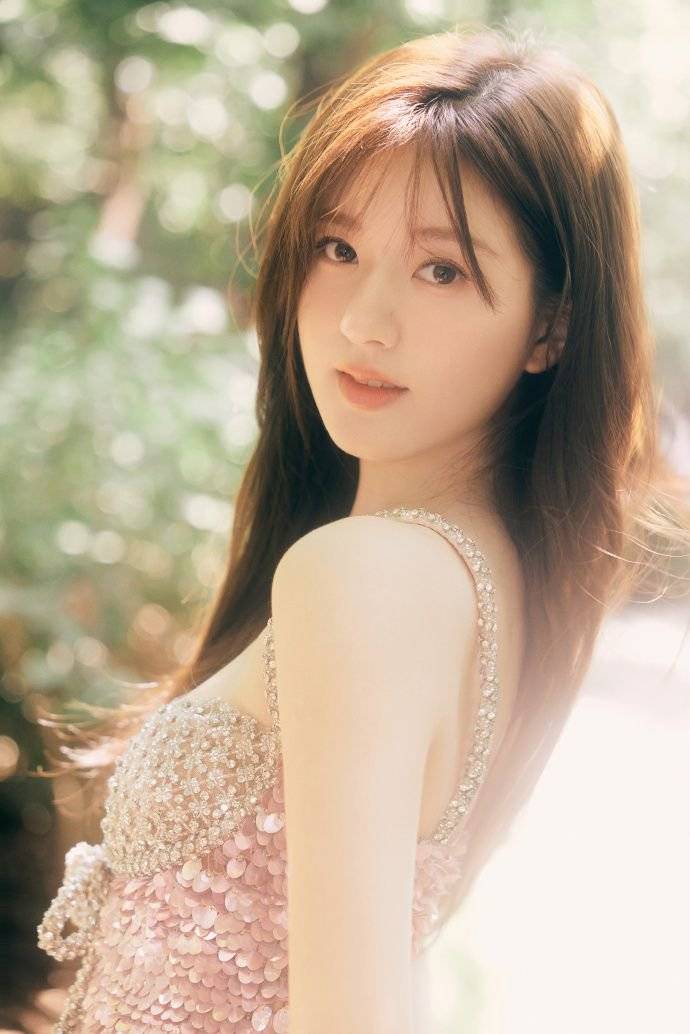 赵露思穿粉色亮片吊带裙拍时尚图片!和自然相融合太美艳了-1 赵露思穿粉色亮片吊带裙拍时尚图片!和自然相融合太美艳了