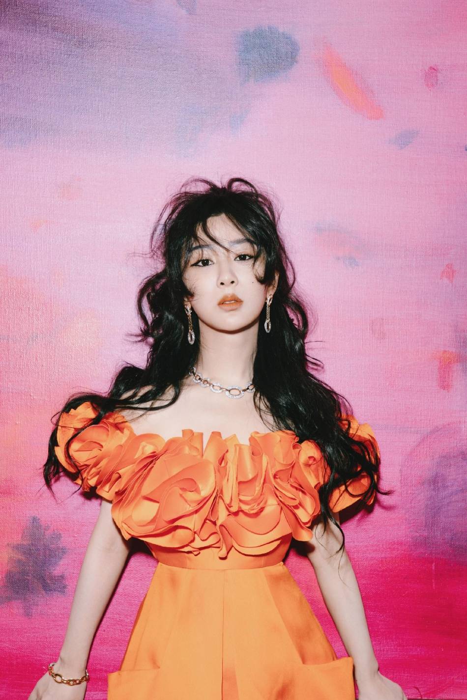 杨紫穿橙色长裙明艳靓丽！五官精致美得令人窒息-3