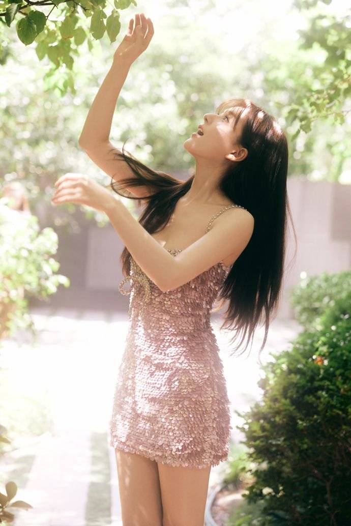 赵露思穿粉色亮片吊带裙拍时尚图片!和自然相融合太美艳了-3 赵露思穿粉色亮片吊带裙拍时尚图片!和自然相融合太美艳了