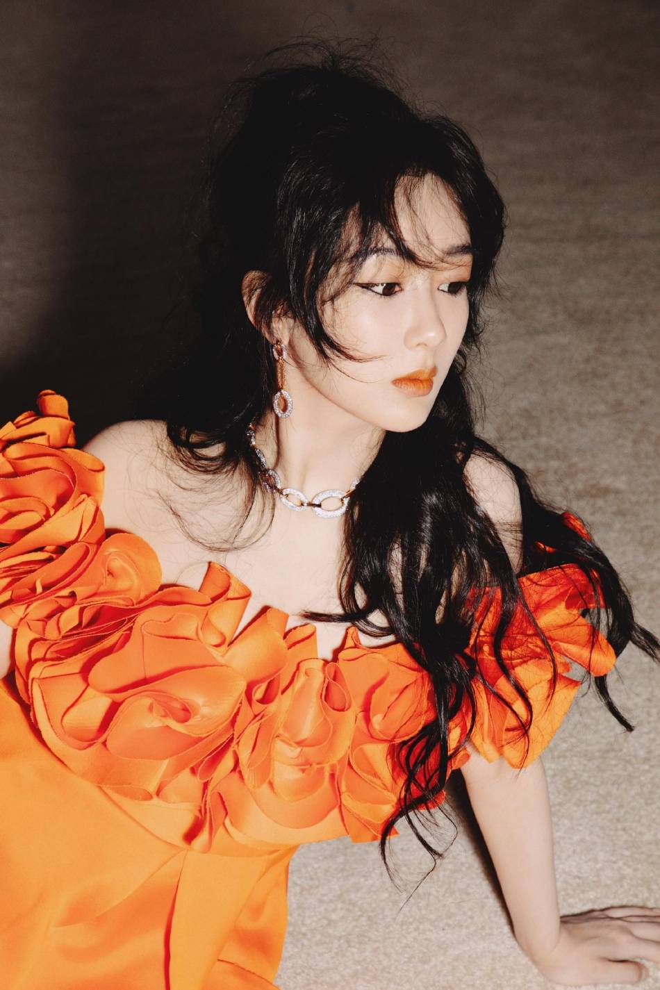 杨紫穿橙色长裙明艳靓丽！五官精致美得令人窒息-2