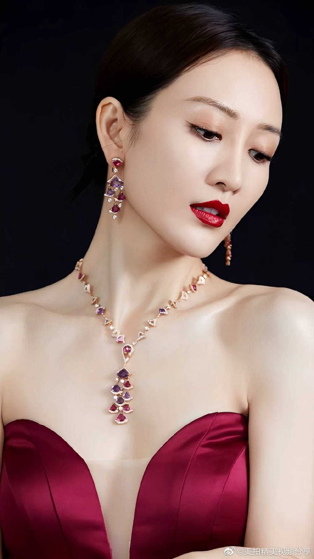 王鸥美图大秀事业线大长腿！魔鬼身材性感撩人-1