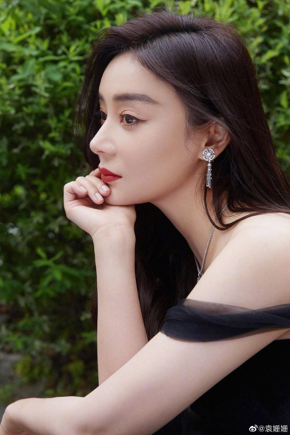 袁姗姗穿深V黑裙大秀事业线！肤白貌美温婉靓丽性感撩人-3