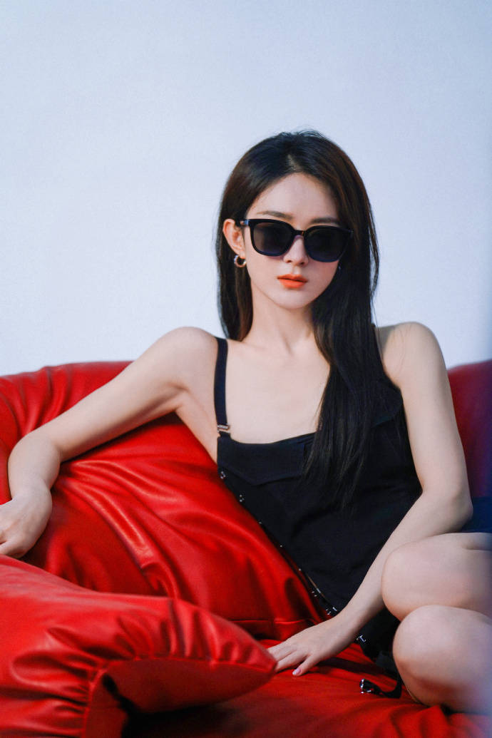 赵丽颖穿黑色吊带戴黑眼镜露大长腿!御姐范儿气场十足-1 赵丽颖穿黑色吊带戴黑眼镜露大长腿!御姐范儿气场十足