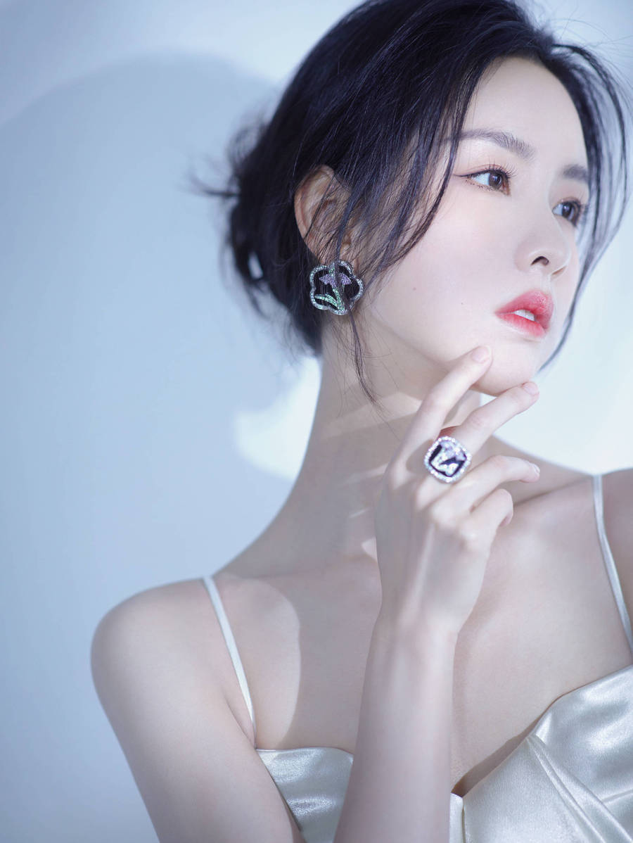 陈都灵穿露背白裙大秀曼妙身材！雪肤玉貌美得让人窒息-1