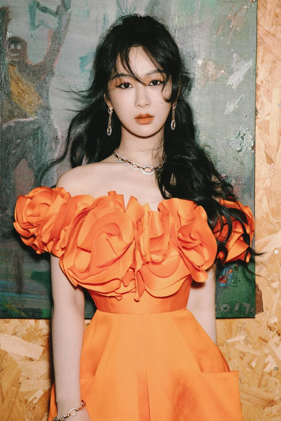 杨紫穿橙色长裙明艳靓丽！五官精致美得令人窒息-1