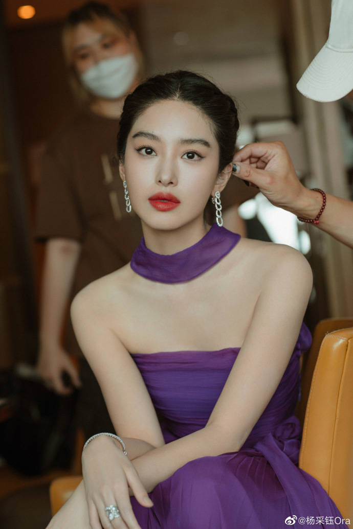 杨采钰穿紫色抹胸长裙！曼妙身材美艳动人-1
