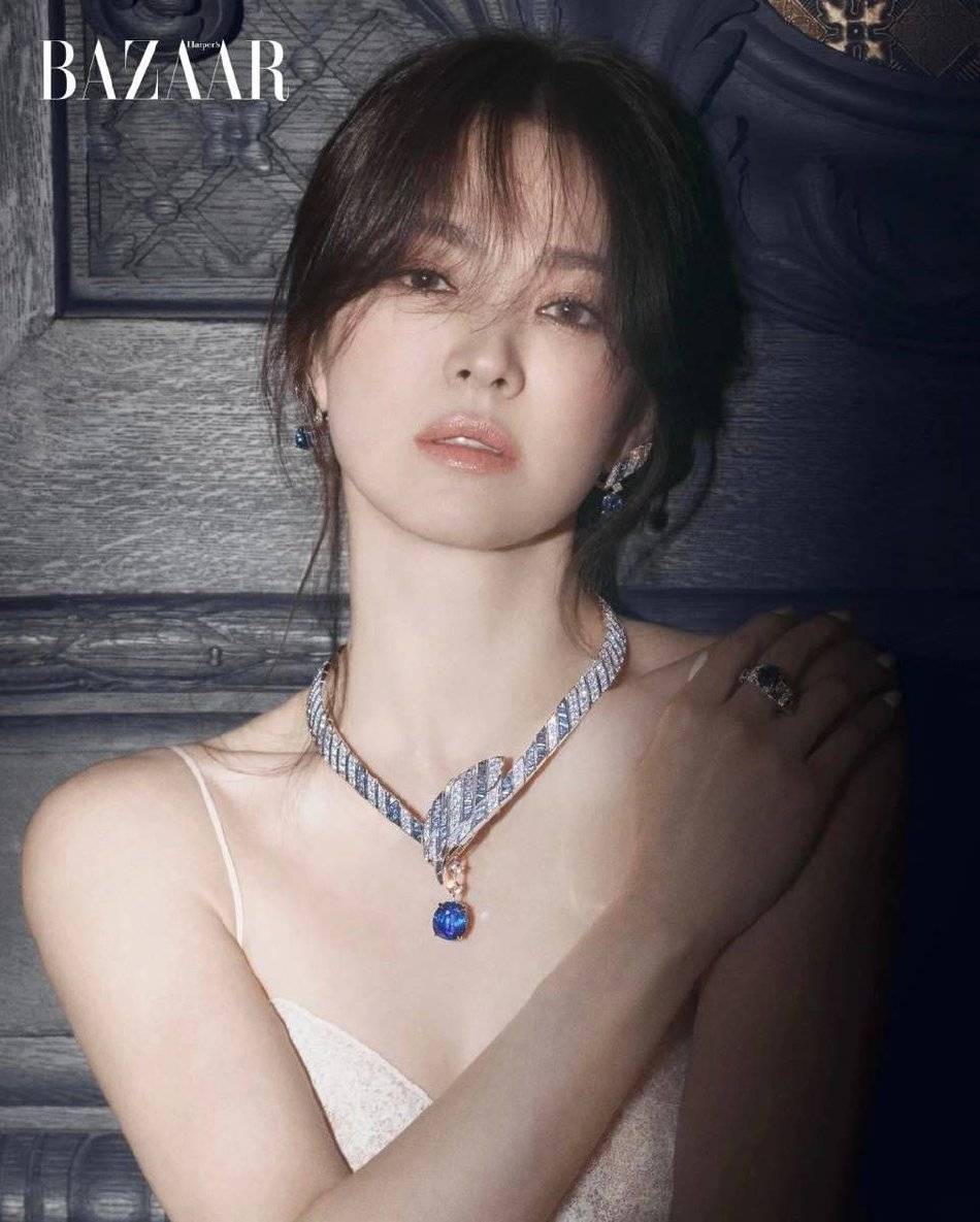 宋慧乔登《BAZAAR》时尚杂志变冷艳暗黑系女神！精致妆容美得令人窒息-2