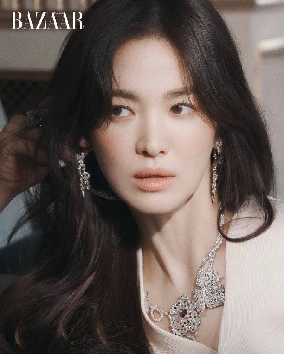 宋慧乔登《BAZAAR》时尚杂志变冷艳暗黑系女神！精致妆容美得令人窒息-4
