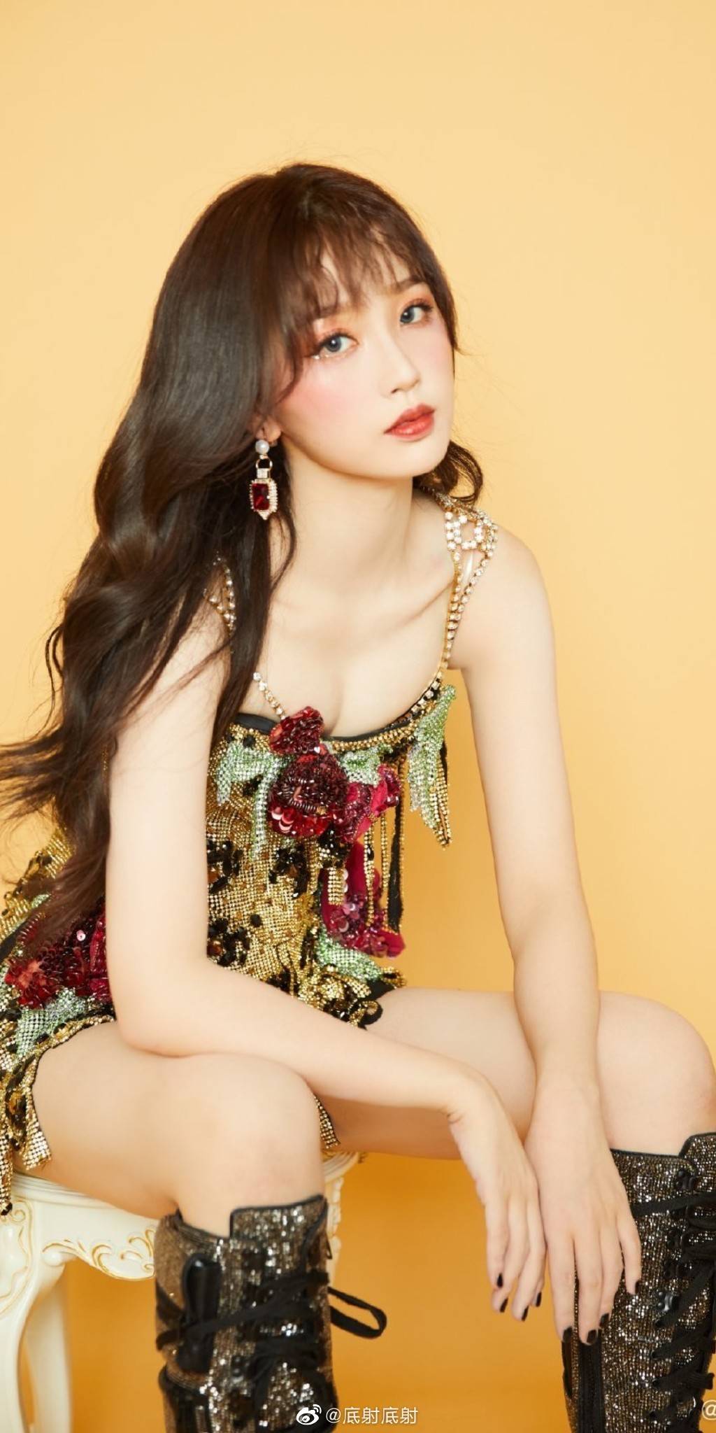 虞书欣写真露事业线娇艳欲滴！肤白貌美太性感火辣-1