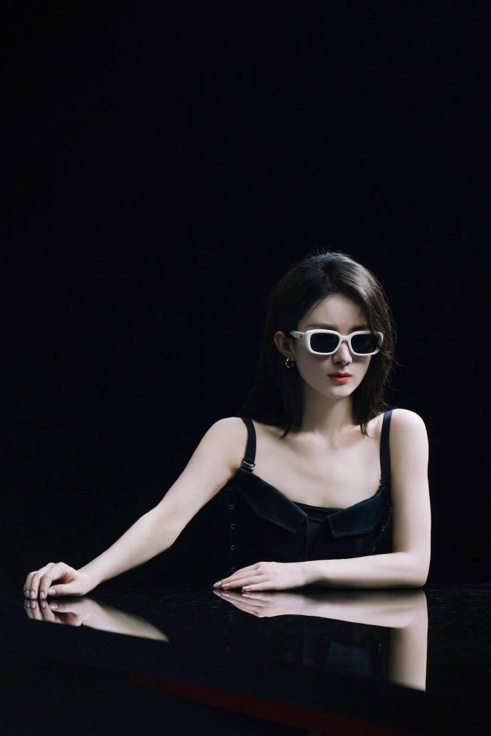 赵丽颖穿黑色吊带戴黑眼镜露大长腿!御姐范儿气场十足-3 赵丽颖穿黑色吊带戴黑眼镜露大长腿!御姐范儿气场十足