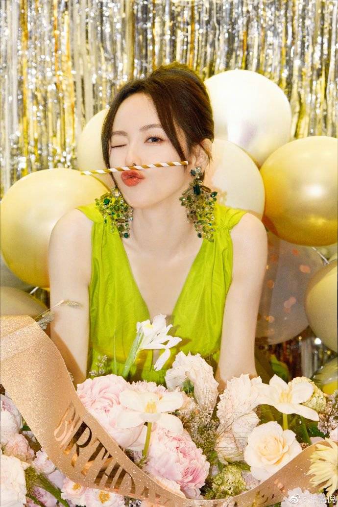 张嘉倪穿绿色深V长裙超靓丽！身材曼妙美呆了-6