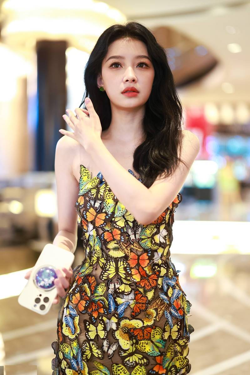 孙怡身穿蝴蝶抹胸裙香肩微露！明艳甜美女人味十足-1