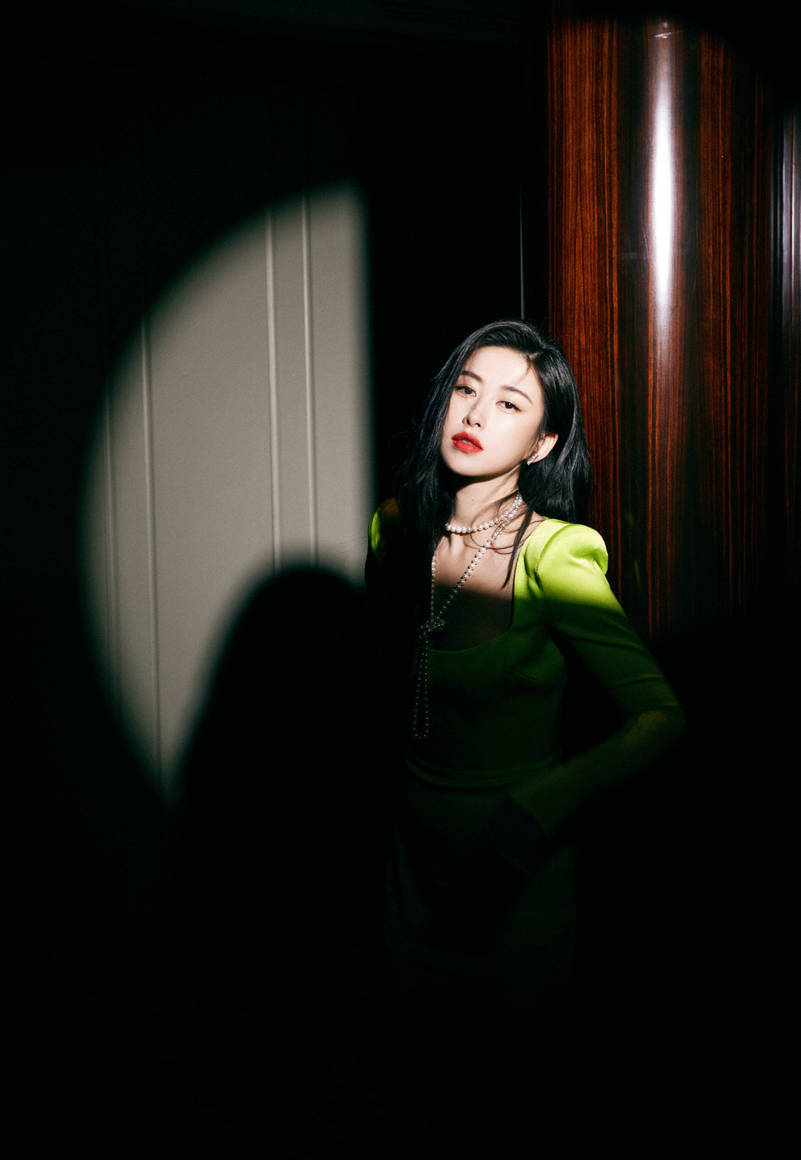 朱珠穿绿衣写真大秀S曲线身材！性感妩媚展现成熟女人味-8
