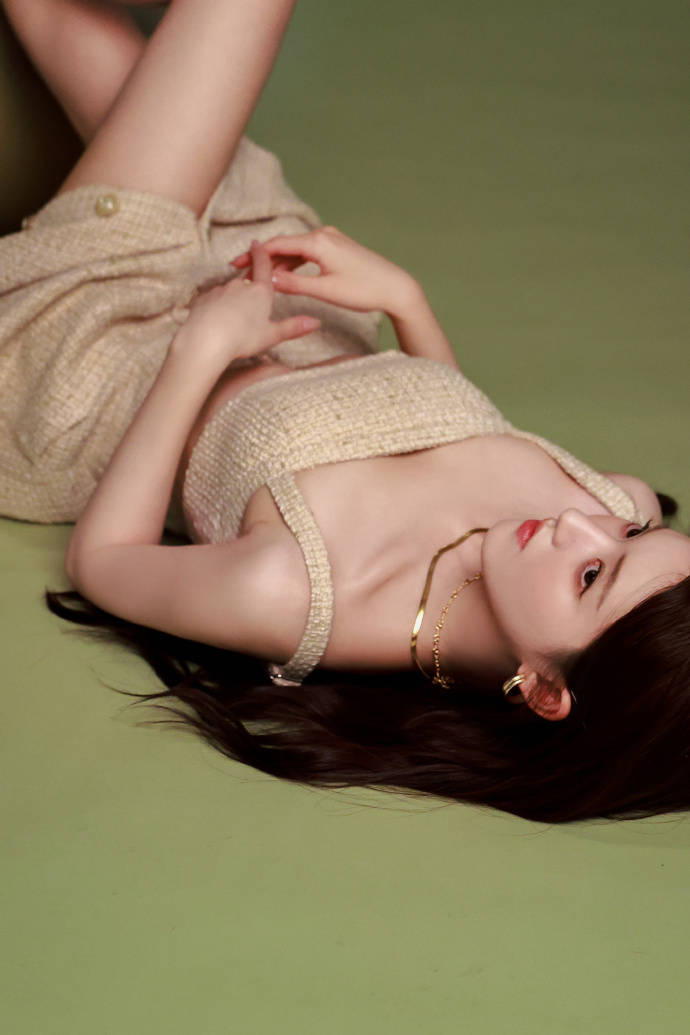 赵露思穿小香风高开叉裙露美背!性感撩人魅力十足-3 赵露思穿小香风高开叉裙露美背!性感撩人魅力十足