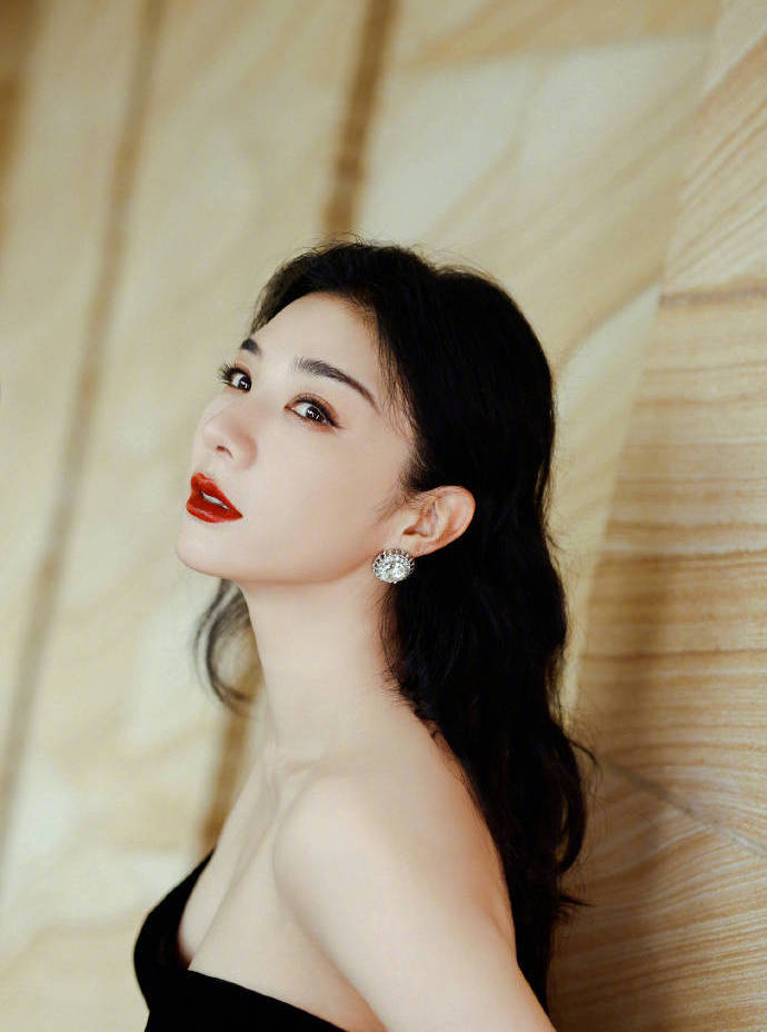黄奕穿黑色抹胸裙露出事业线！俏脸优雅靓丽女人味十足-4