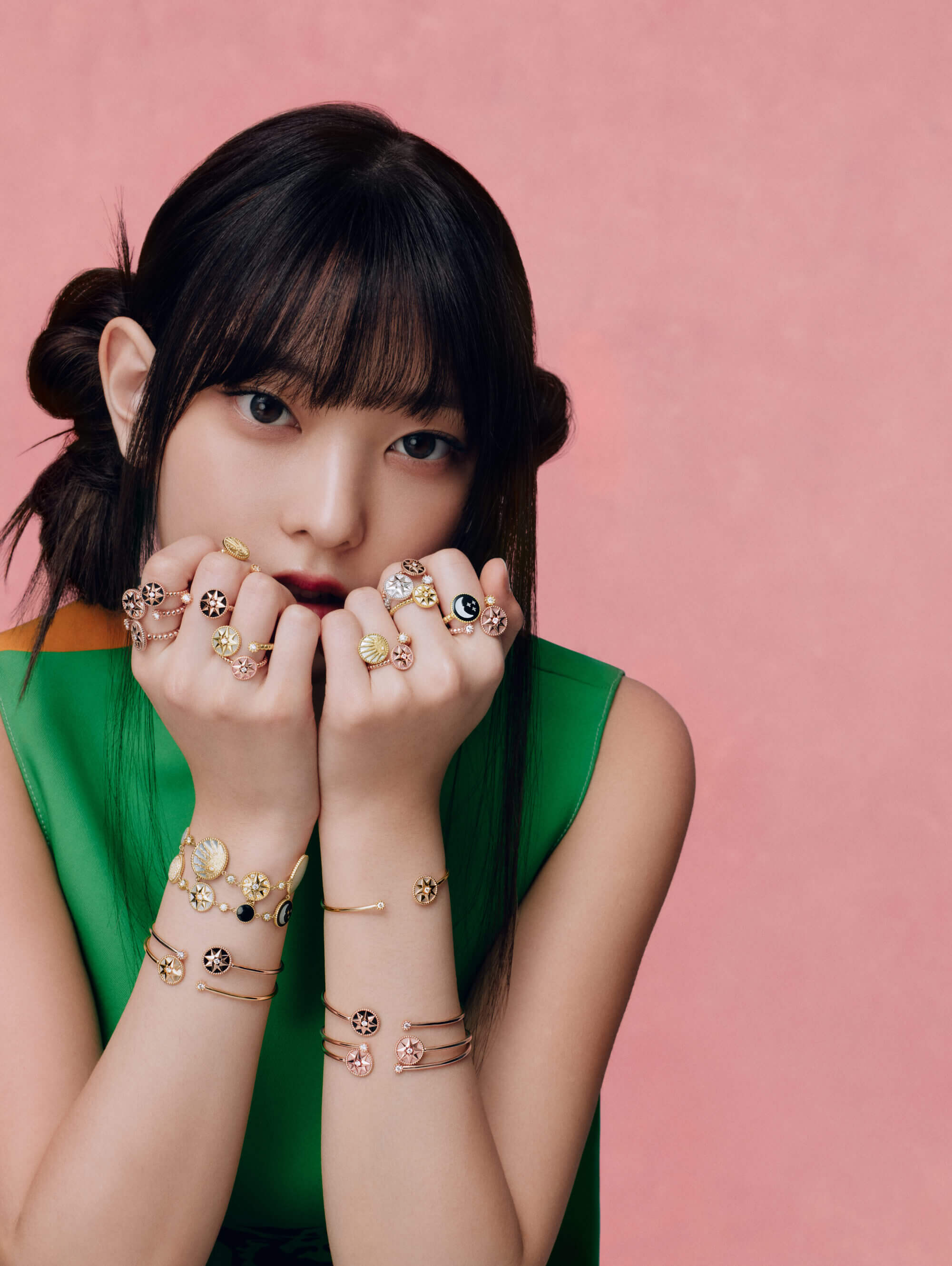 小鹿般的灵动眼神,NewJeans Haerin演绎Dior 全新Rose des Vents轻奢珠宝系列