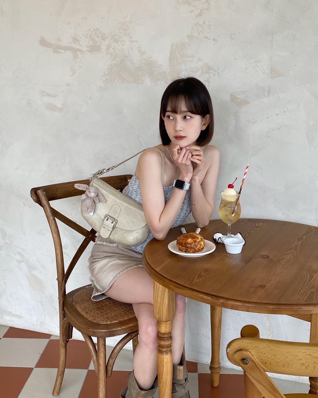 既能挂在手袋还能系在腰间,钥匙圈吊饰成今夏时尚单品