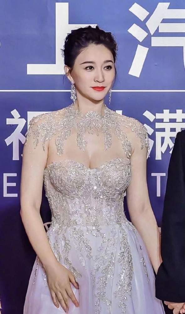 李小冉众多性感时尚美图！天使面孔魔鬼身材太火辣-4