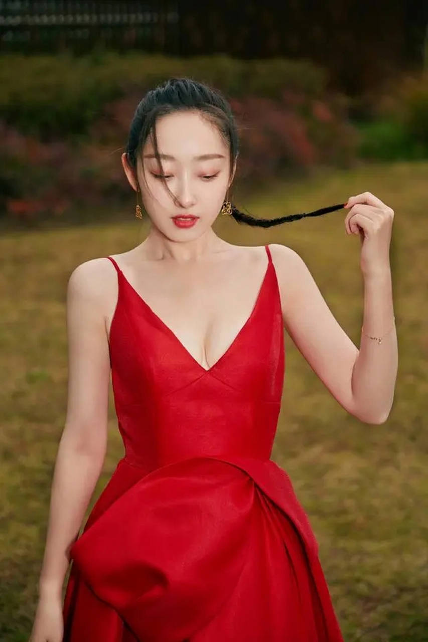蒋梦婕时尚写真大秀事业线！修长美腿性感美艳-2