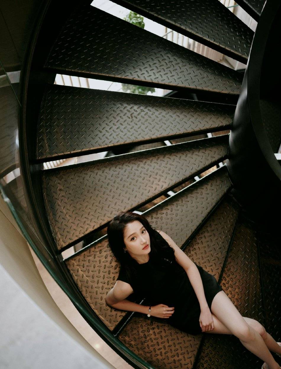关晓彤穿黑色无袖连衣裙超靓！肤白貌美大长腿性感撩人-5