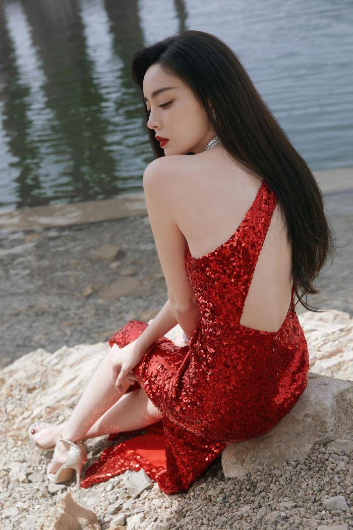 古力娜扎穿红裙太美艳!画面风情万种展现曼妙身姿-4 古力娜扎穿红裙太美艳!画面风情万种展现曼妙身姿