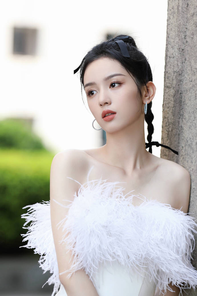 周也穿羽毛抹胸裙大秀雪嫩香肩！肌白貌美美得令人窒息！-1