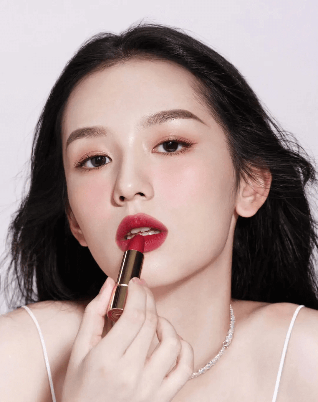 周也穿羽毛抹胸裙大秀雪嫩香肩！肌白貌美美得令人窒息！-5