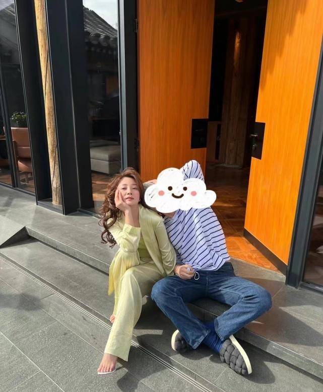 42岁殷桃拍最新大片穿西装演绎职场少女，怼脸笑容太甜美了-1
