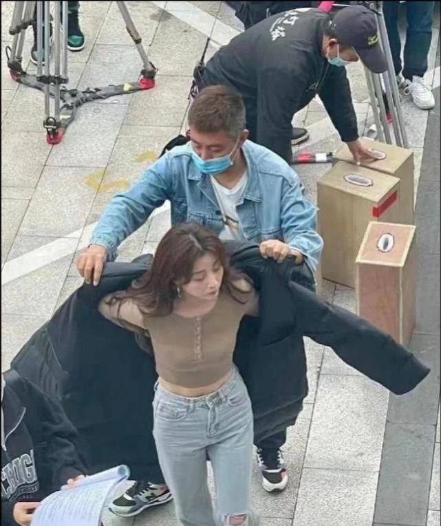 42岁殷桃拍最新大片穿西装演绎职场少女，怼脸笑容太甜美了-8