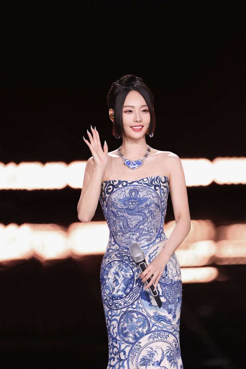 张嘉倪穿青花瓷抹胸裙优雅靓丽！曼妙身材美得让人窒息-6