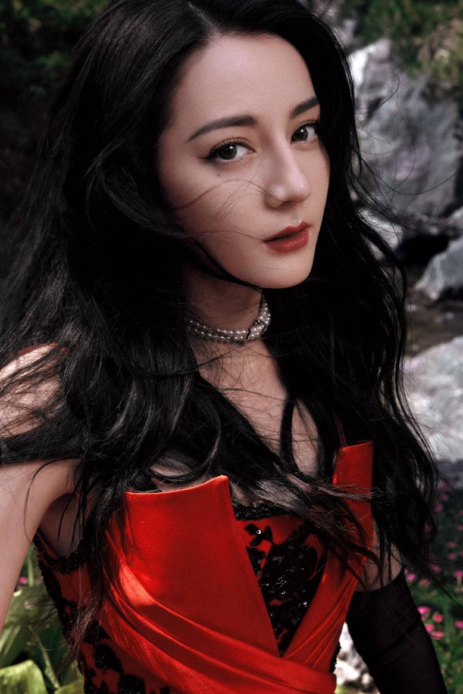 迪丽热巴穿红色刺绣礼服超靓丽!异域风情美丽动人-1 迪丽热巴穿红色刺绣礼服超靓丽!异域风情美丽动人